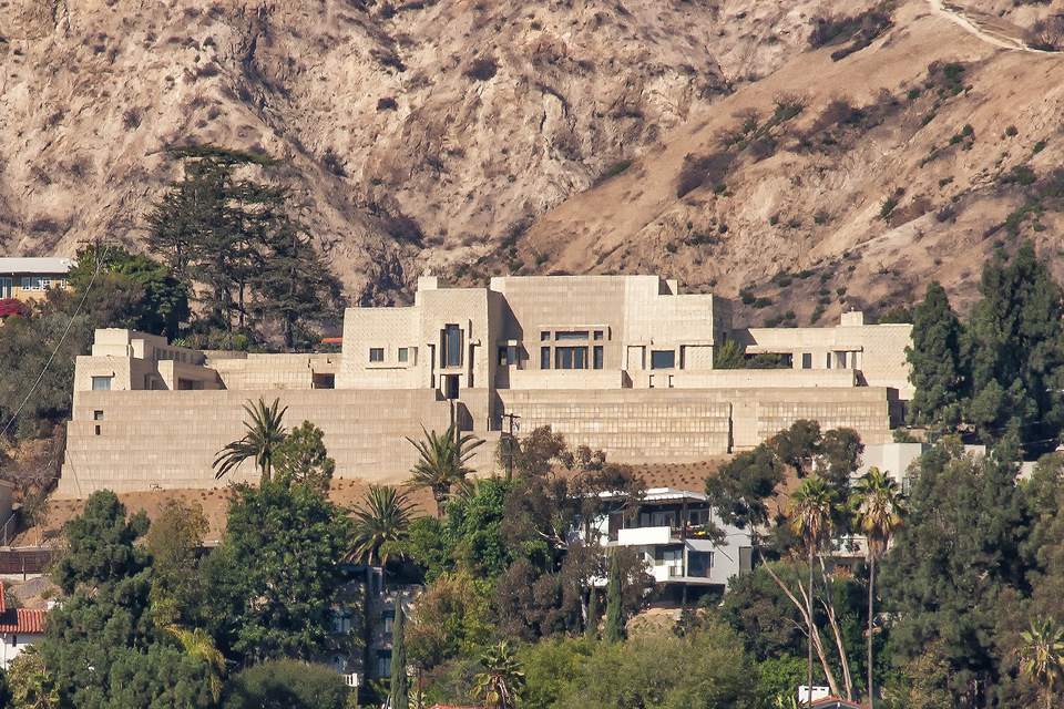 《恩尼斯之家》(Ennis House)，作者:弗兰克·劳埃德·赖特(Frank Lloyd Wright)＂class=