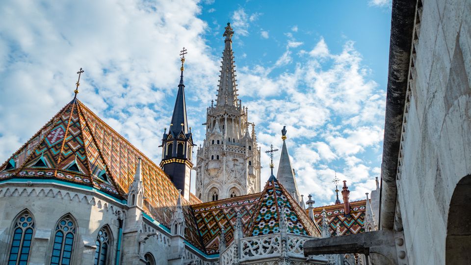 布达佩斯大教堂在Fishermans Bastion匈牙利附近