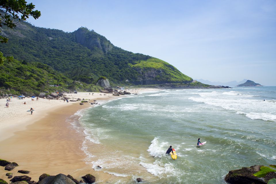 南美洲里约热内卢的巴拉·达·蒂吉卡（Barra da Tijuca）的Prainha Beach上的冲浪者