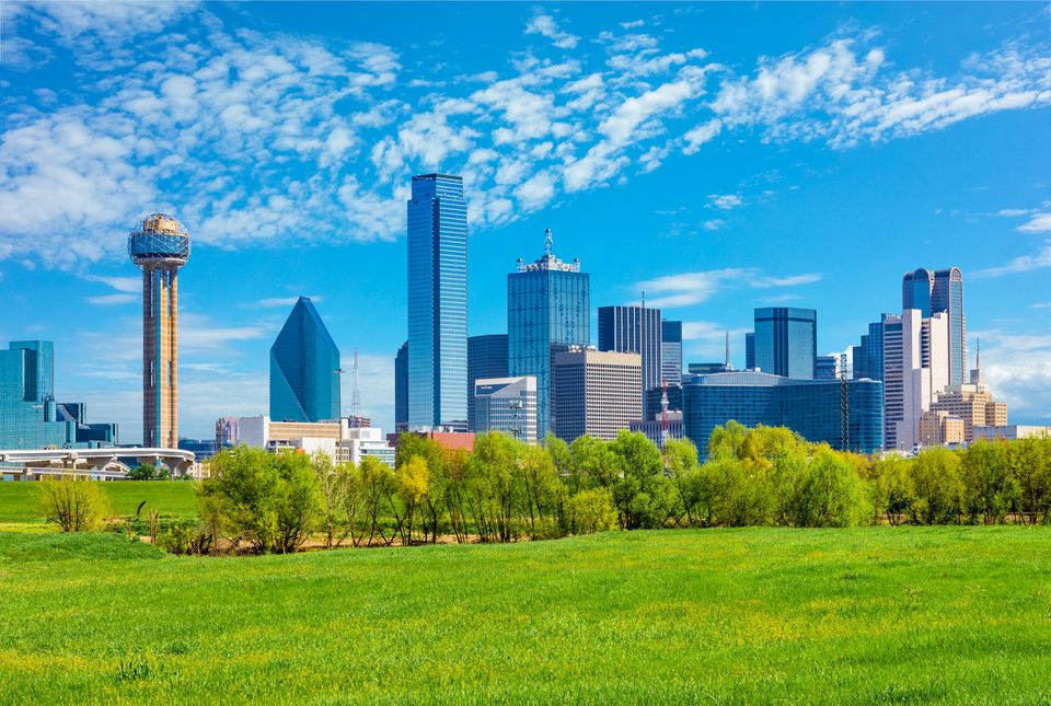 与春天叶子的达拉斯地平线都市风景，德克斯