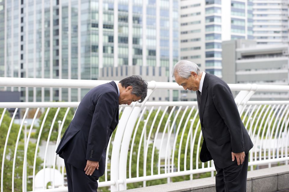 两个商人在日本鞠躬