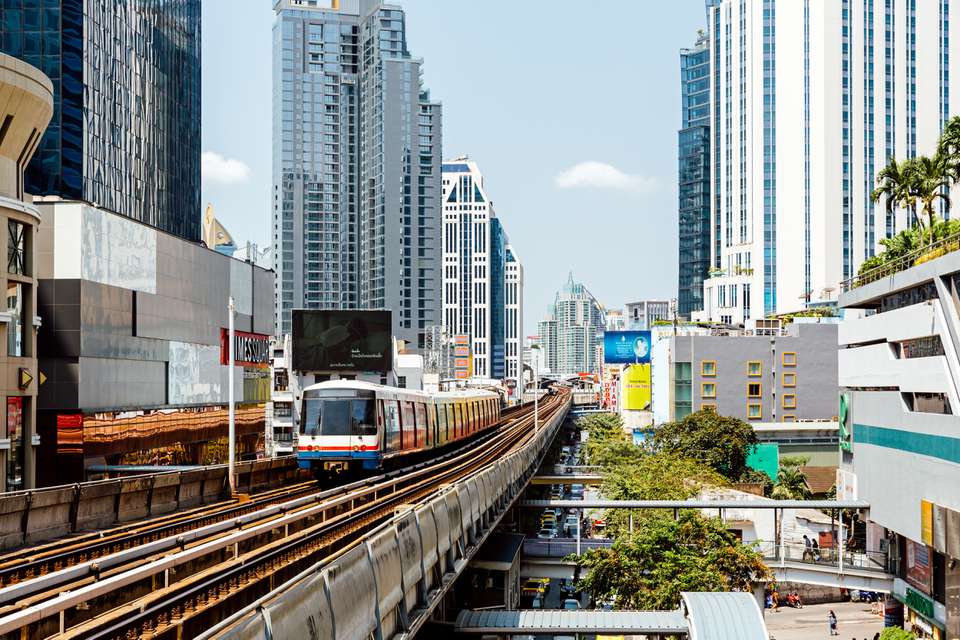 BTS Skytrain在曼谷上方城市交通