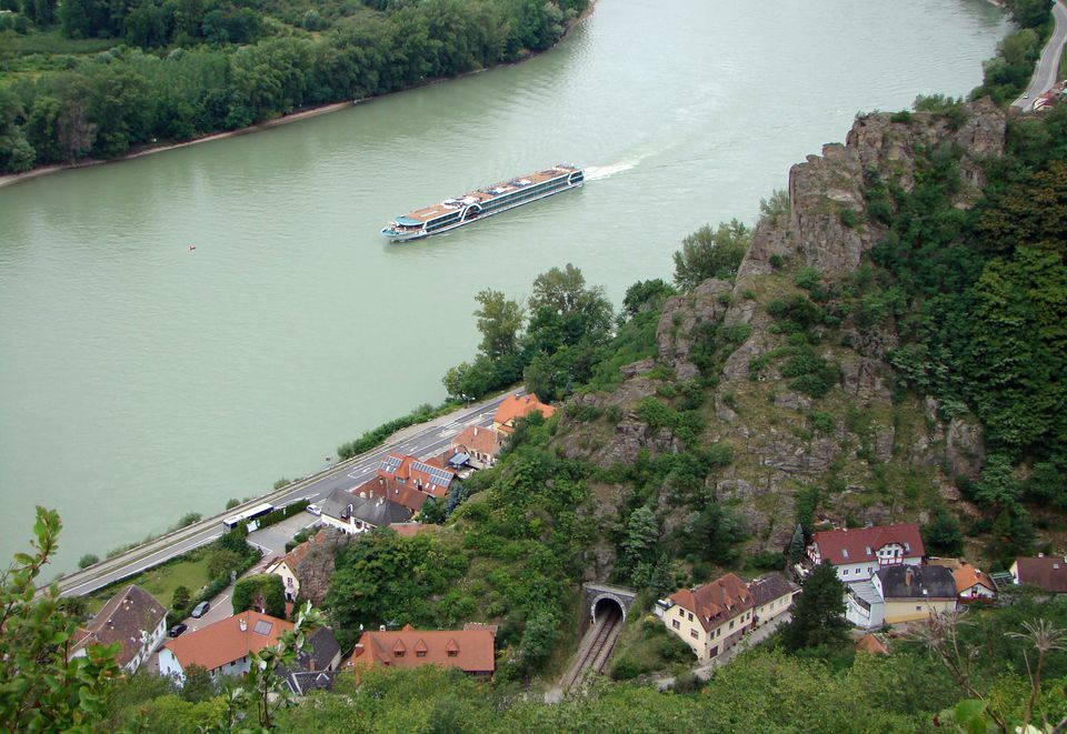 多瑙河游轮乘坐奥地利风景秀丽的Wachau Valley游客