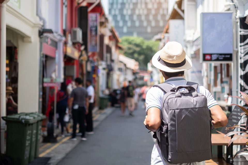 城市男人的后视图