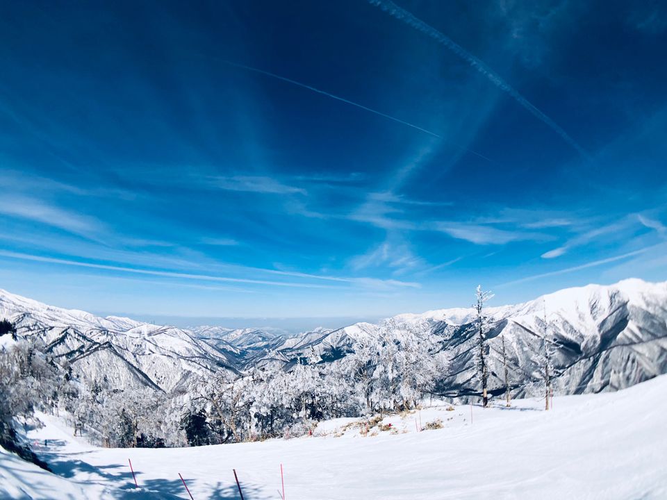 对蓝天的雪山上流下来的景观视野