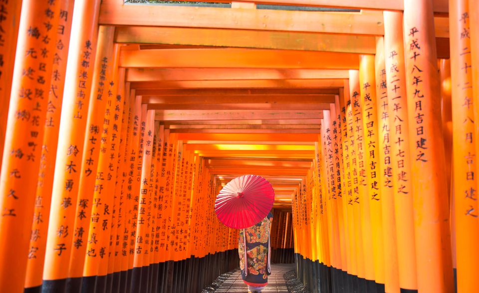 佛教寺院。fushimi inari-taisha，艺妓穿过迷你托里·盖茨（Mini Tori Gates）的道路。