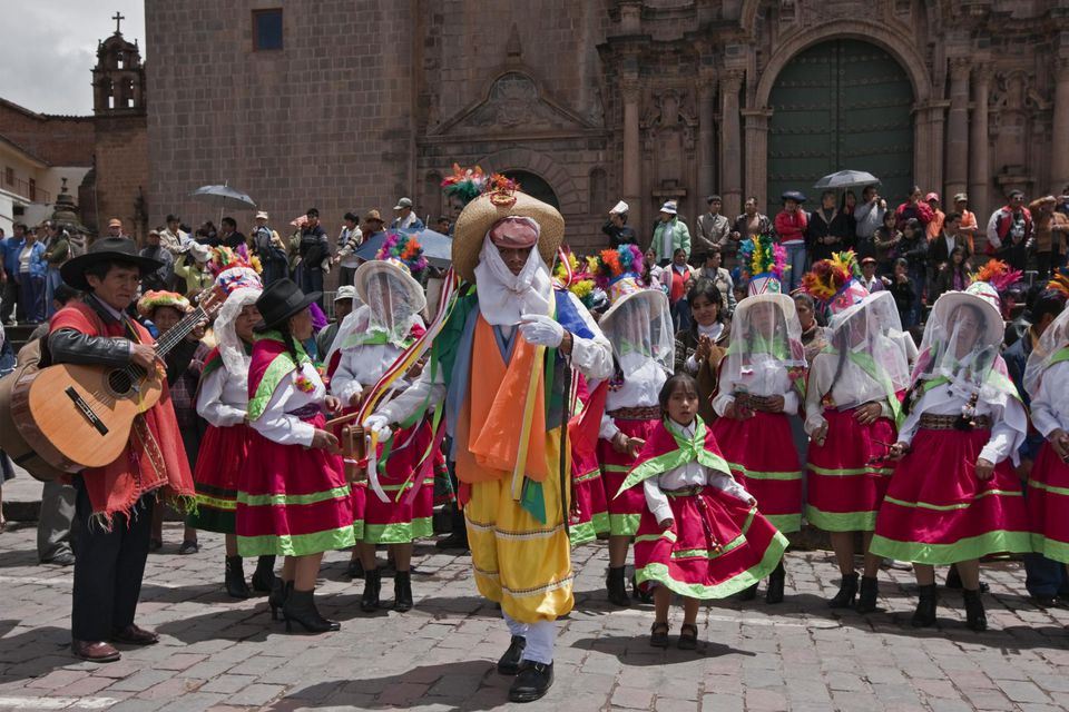 秘鲁，在圣诞节日的被掩没的舞蹈演员在库斯科的广场，Plaza de armas，庆祝安斯拔的婴孩耶稣，Nino Manuelito。