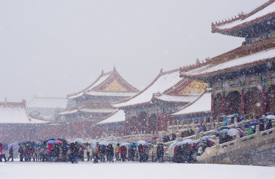 冬天下雪在游客在亚洲