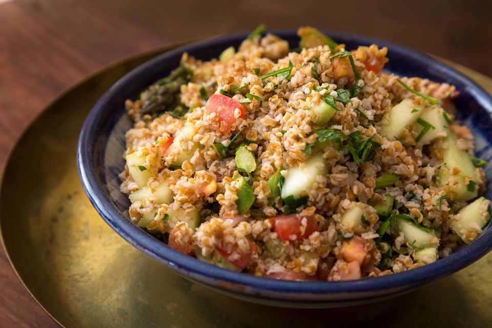 碗素食tabouleh,用碾碎的中东沙拉。