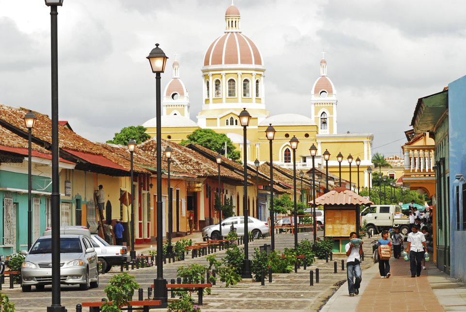 Calle La Calzada和大教堂的背景