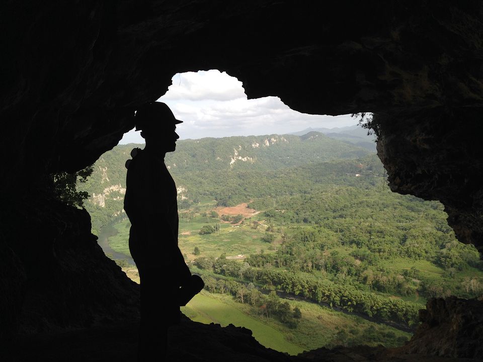 剪影人站在Cueva Ventana的景观。