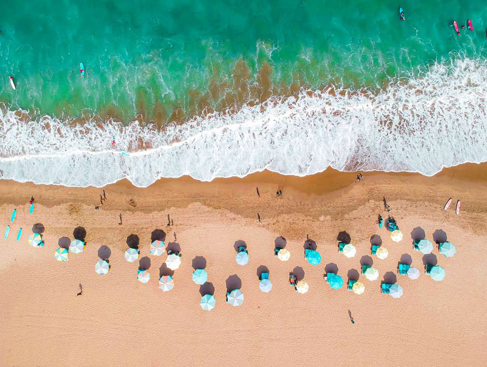 海滩人的鸟瞰图