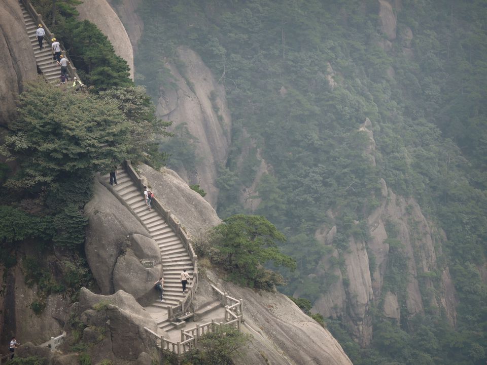 楼梯沿着黄山登山路径