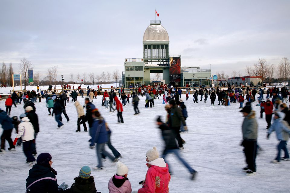 在Parc du Bassin Bonsecours滑冰的人。蒙特利尔，魁北克，加拿大，北美