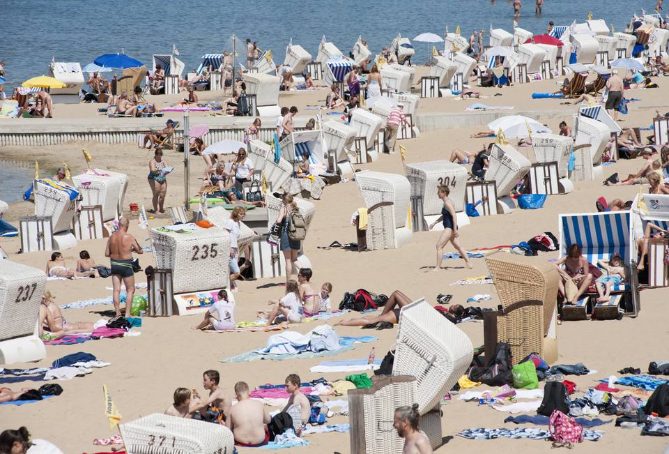 在德国柏林Wannsee的Strandbad湖上的繁忙海滩