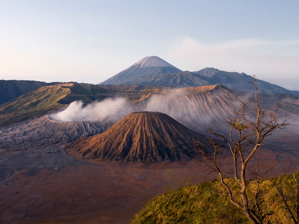 来自印度尼西亚的Gunung Bromo Volcano的烟雾溪流