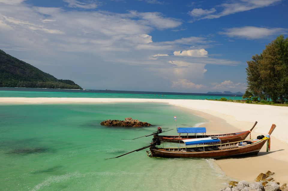 在海滩和大海的小船在Koh Lipe，泰国