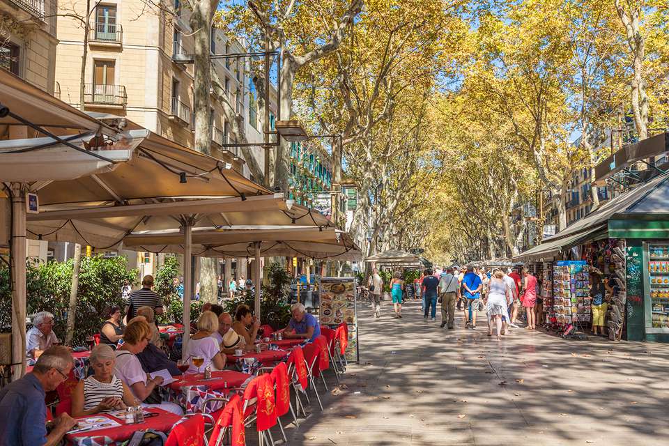 人行道咖啡馆餐厅Rambla (Las Ramblas)大道漫步穿过巴塞罗那，加泰罗尼亚(Catalunya)，西班牙，欧洲