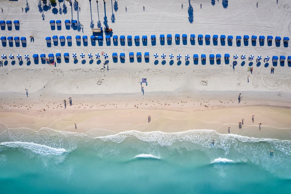 海滩上雨伞的鸟瞰图