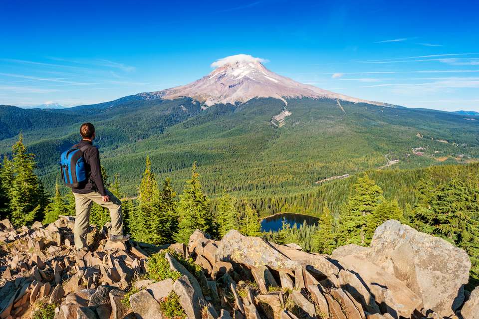 一个徒步旅行者望着远处胡德山广阔的森林。