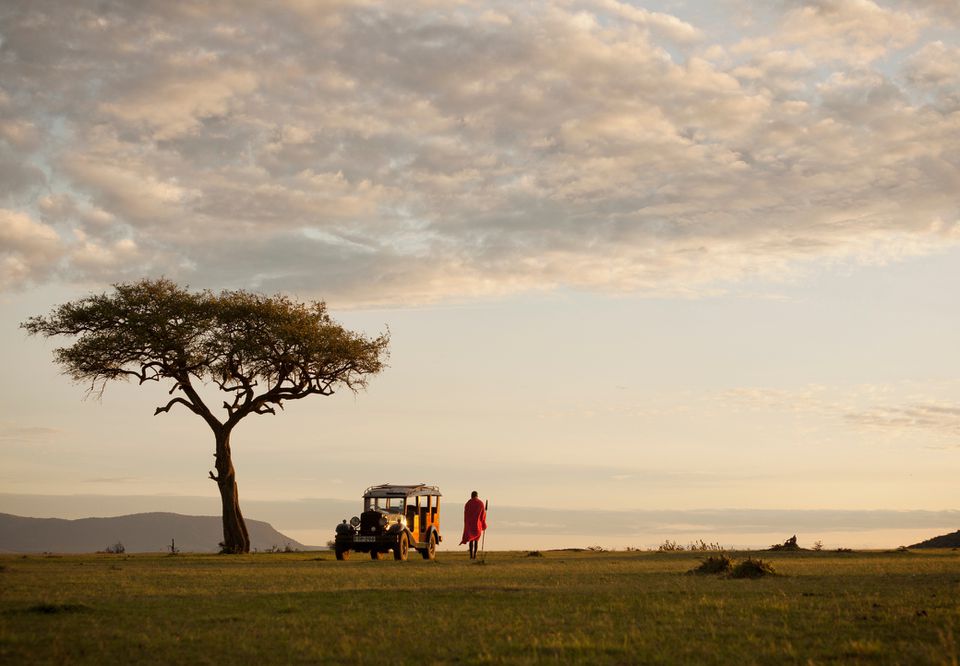 Maasai Tricesman由经典的野生动物园吉普车，肯尼亚代表