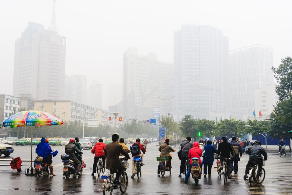 摩天大楼雨视图在有雾的背景中。Dowtown成都，四川，中国