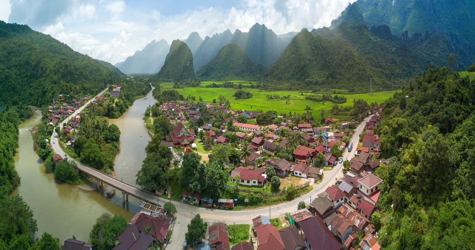 老挝Vang Vieng附近的河流和山脉的鸟瞰图