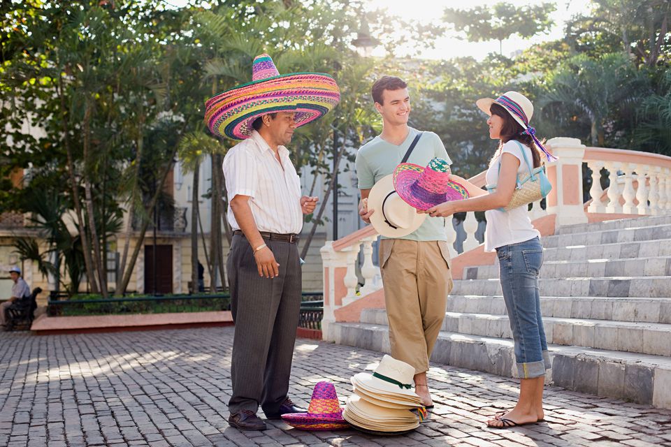 夫妇购买sombreros