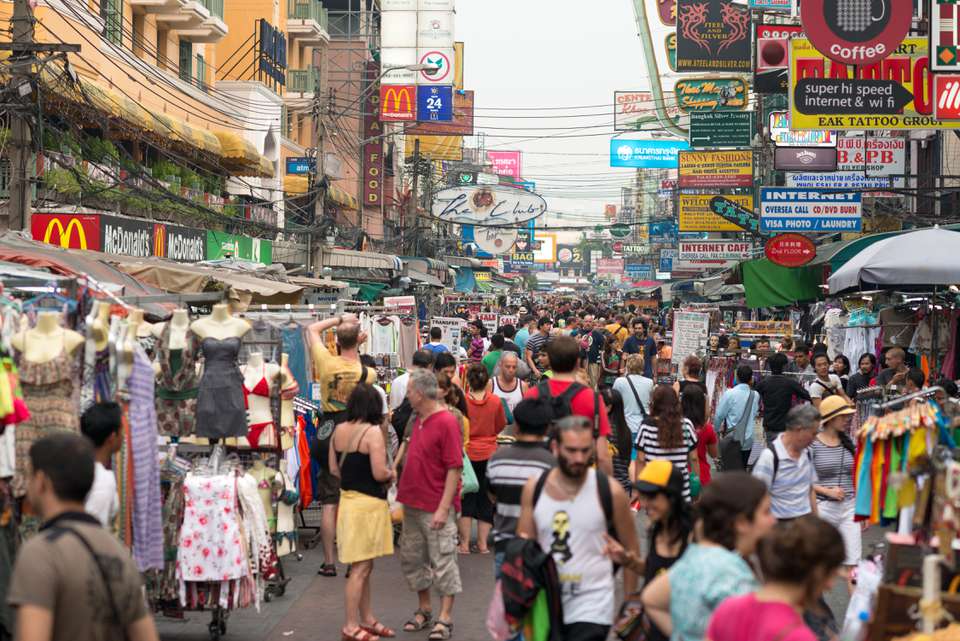 在曼谷Khao San Road的背包客