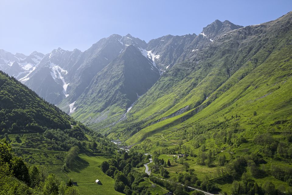 令人惊叹的绿色山谷在比利牛斯山脉法国