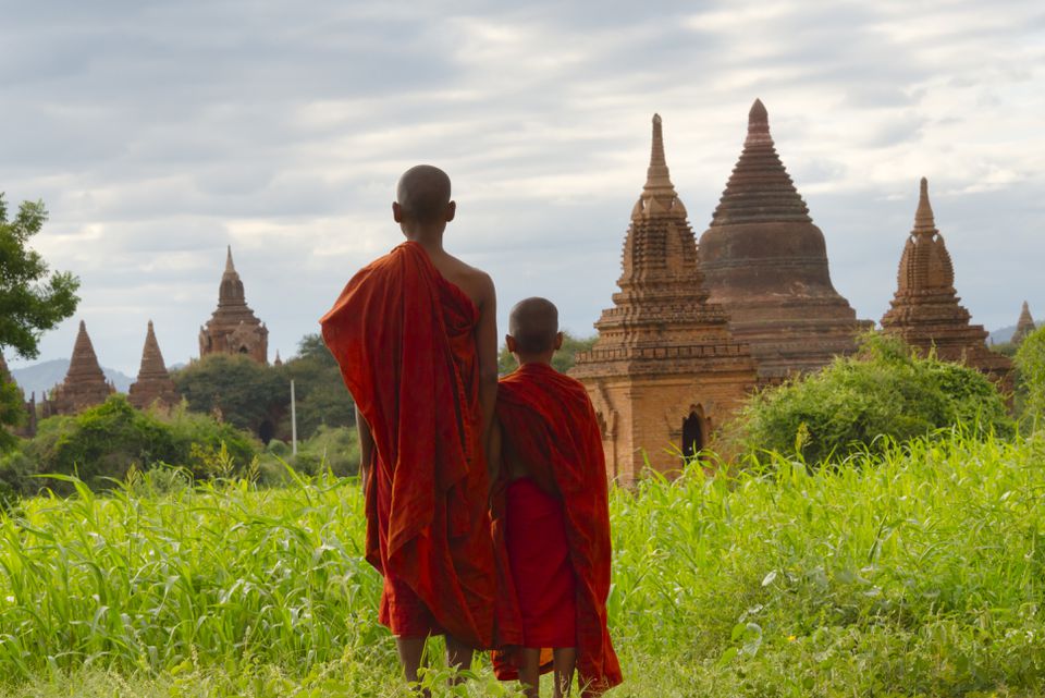 佛教僧侣在Bagan，曼德勒地区，缅甸（缅甸）看法stupas。