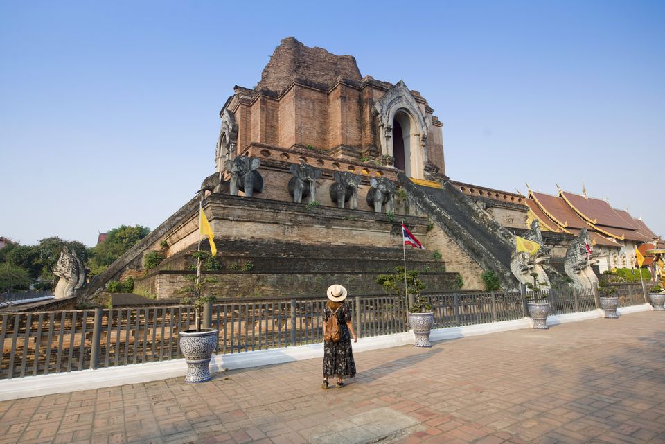 旅游观光在Wat Chedi Luang在清迈，泰国