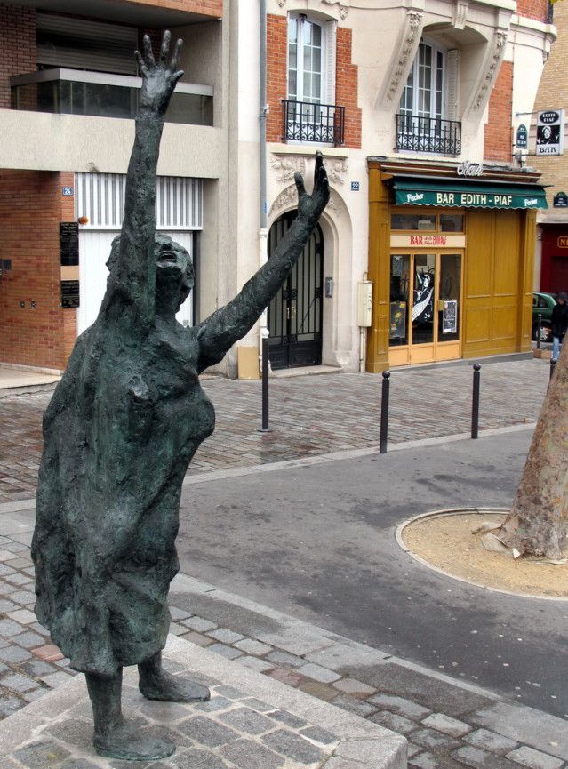 伊迪丝·琵雅芙(Edith Piaf)的雕像在巴尼奥莱港(Porte de Bagnolet)附近既赢得了赞赏，也赢得了诋毁。