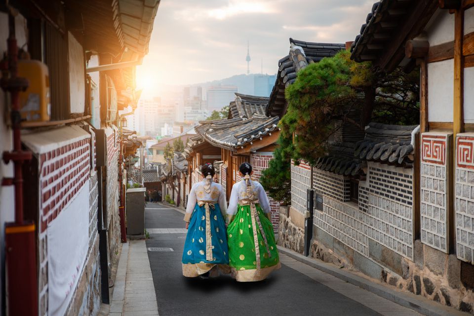 韩国首尔北川韩屋村，两名身着韩服的女子