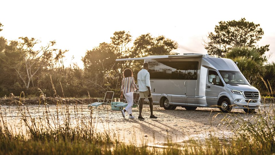 沙滩上的Airstream Atlas露营车