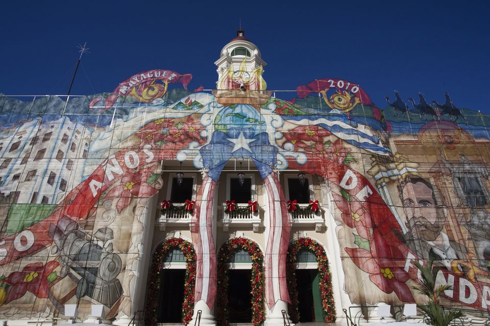 Teatro Yaguez与圣诞装饰品，Plaza Colon，波多黎各