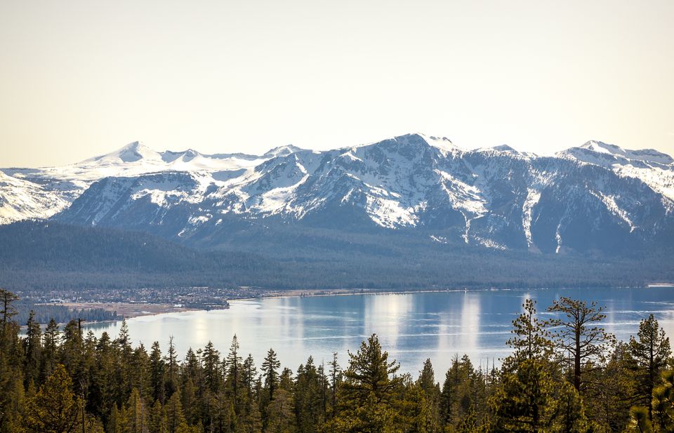 景观来自Tahoe Rim Trail的南湖在冬季，在Statelinal，NV。