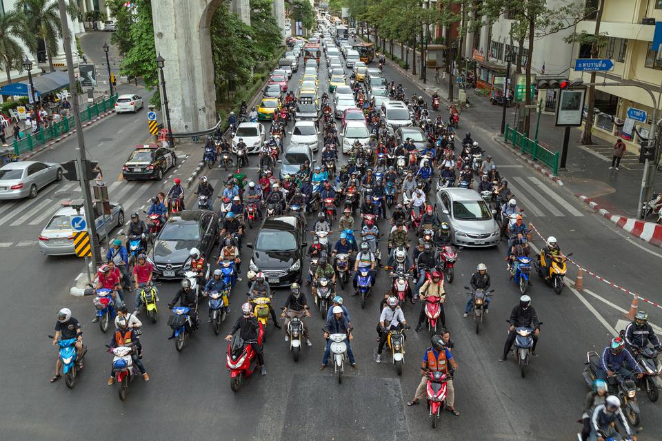 曼谷道路上的摩托车和汽车