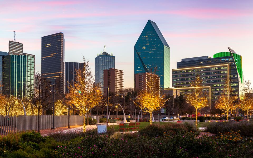 来自Klyde Warren Park，达拉斯，德克萨斯州的地平线