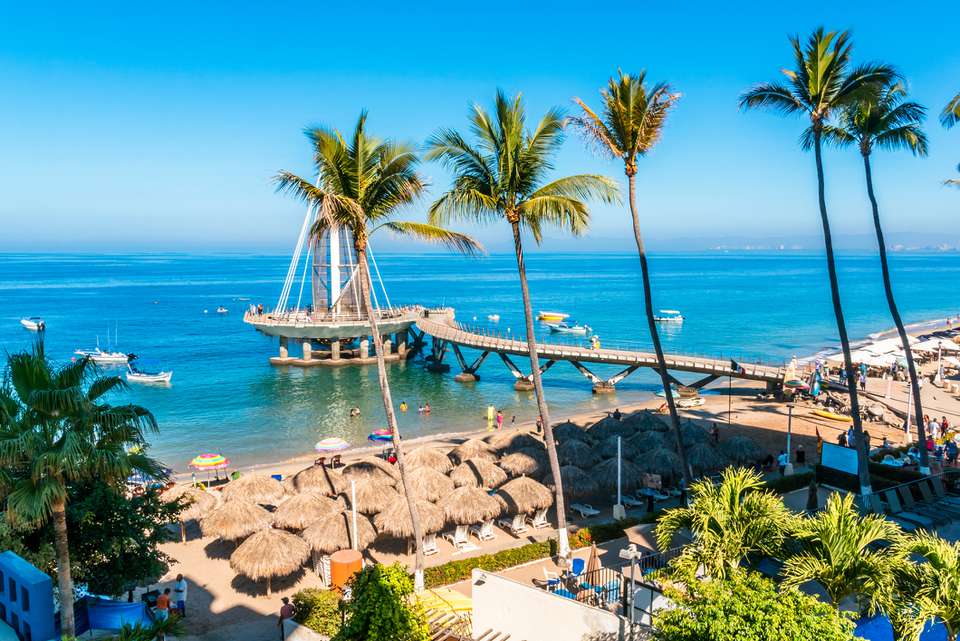 Playa Los Muertos Pier和Beach，Puerto Vallarta，通过当地人和游客来活跃