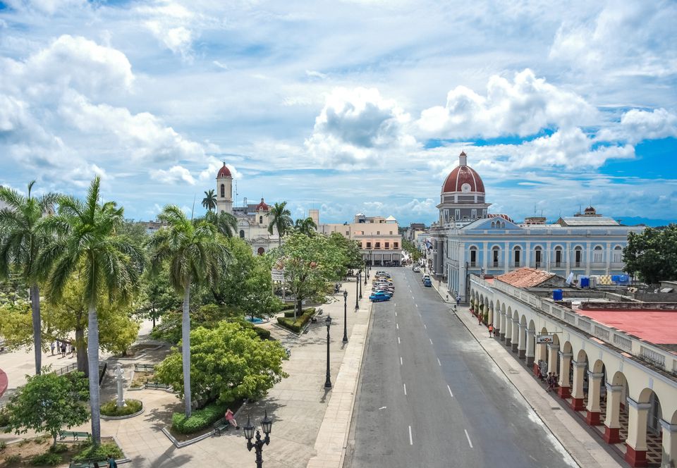 Plaza de Armas，市政厅和大教堂有戏剧性的天空，Cienfuegos，古巴