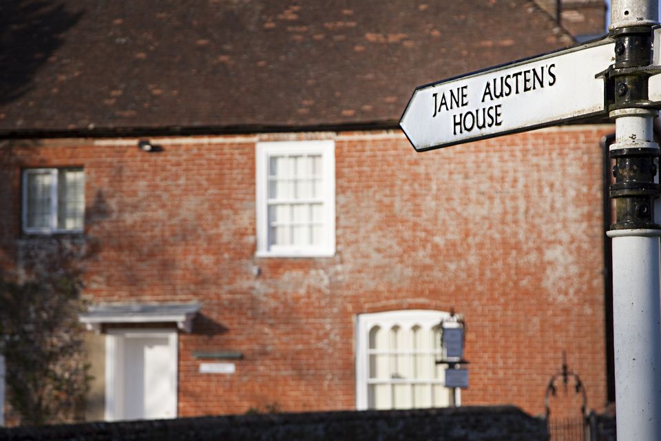 路标到Jane Austen的房子在背景，Chawton，奥尔顿，汉普郡，英国，英国