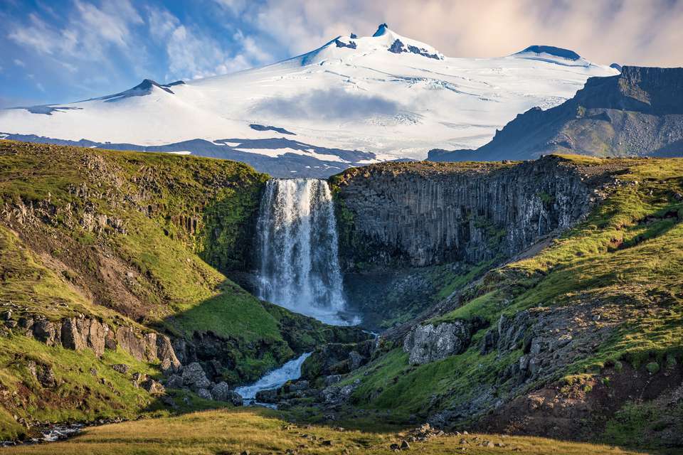 瀑布Svoedufoss，背景为Snaefellsjokull冰川，Olafsvik，西冰岛，冰岛