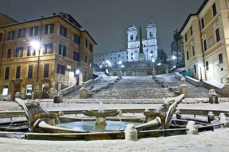 意大利，罗马，Fontana della Barcaccia的雪夜景(老船喷泉)