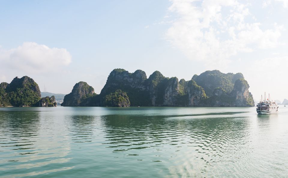 乘船通过Ha Long Bay航行