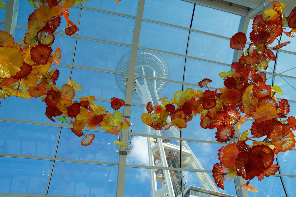 空间针的看法从Chihuly庭院和玻璃博物馆里面