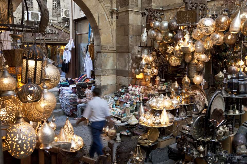 走通过Khan El-Khalili Bazaar，开罗的人