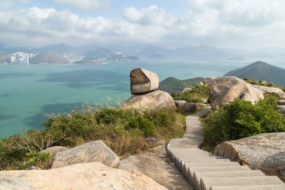 岩石景观，楼梯，海洋和香港岛的风景景观，从中国香港的Lamma岛的Ling Kok Shan Hill景观