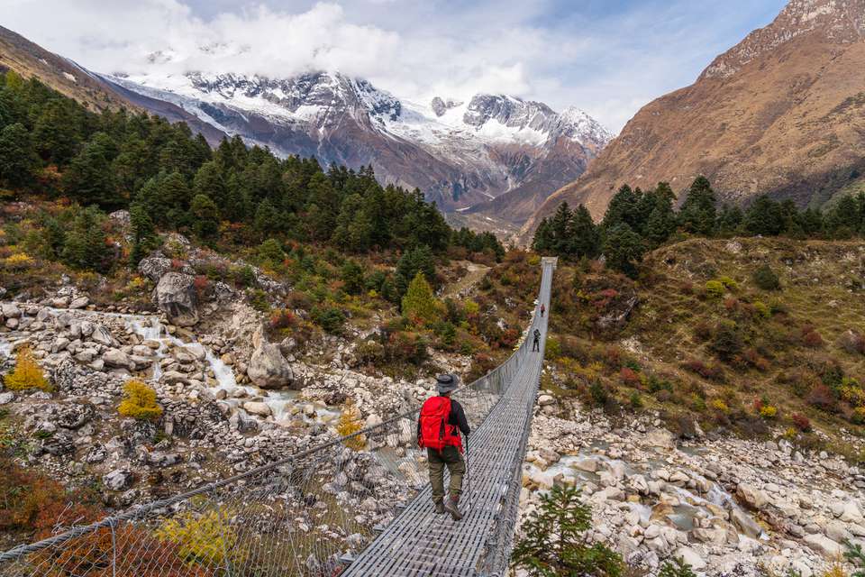 悬挂桥在Manaslu巡回赛徒步旅行路线，喜马拉雅山脉旁边尼泊尔