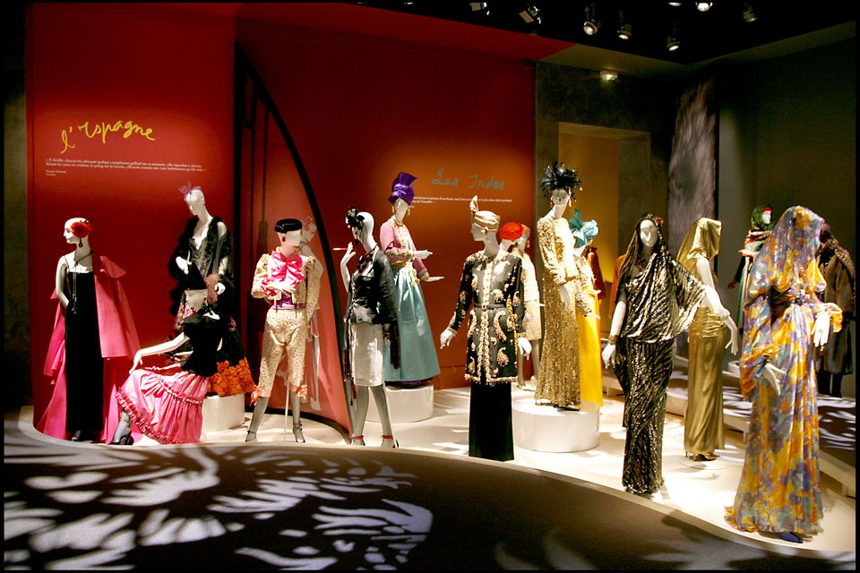 在巴黎伊夫圣罗兰博物馆(Yves Saint Laurent Museum)举行的开幕展专注于这位法国时装设计师独特的文化创作。这里是西班牙。